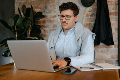 LinkedIn s&rsquo;adapte aux profils hybrides : plusieurs postes, fil « Réseau » et consultations payantes